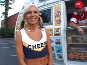 Cheerleaderka puscila sie