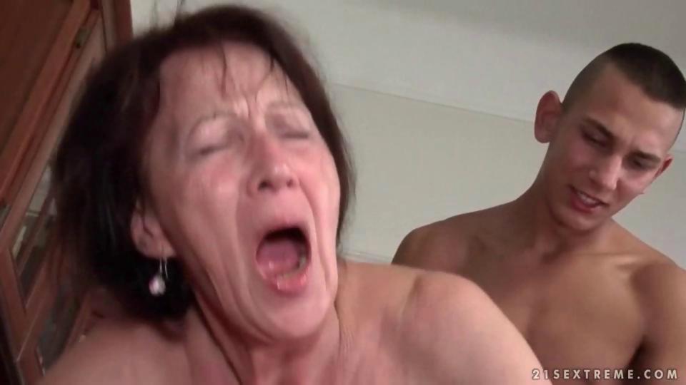 Young man fucks hot granny pretty hard - Hardsextube